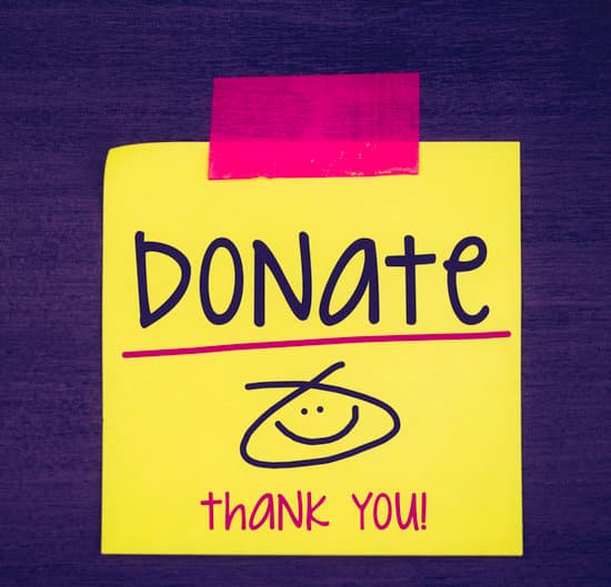 Sticky note with reminder to donate to charity